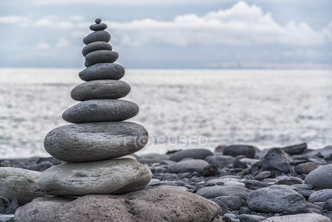 Pilha de rochas equilibradas na costa da Islândia — Fotografia de Stock