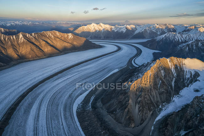Vista aérea de las montañas de San Elías y el glaciar Kaskawulsh en el Parque Nacional y Reserva de Kluane, Haines Junction, Yukón, Canadá - foto de stock