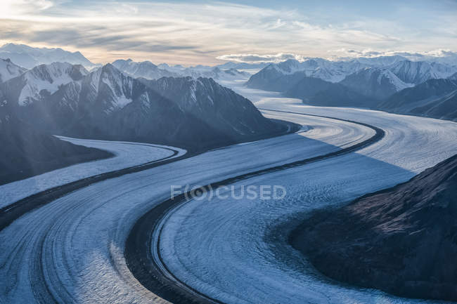 Повітряний вид гір Сент-Еліас і льодовика Каскавульш в національному парку і заповіднику Клуейн (провінція Юкон, Канада). — стокове фото