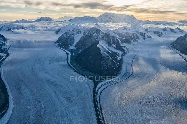 Vista aérea de las montañas y glaciares de San Elías en el Parque Nacional y Reserva de Kluane, Haines Junction, Yukón, Canadá - foto de stock