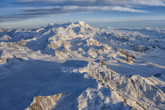 Vue aérienne des monts Saint-Elias dans la réserve de parc national Kluane, Haines Junction, Yukon, Canada — Photo de stock