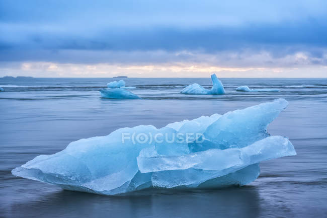 Icebergs at the glacial lagoon Jokulsarlon, South Iceland; Iceland — Stock Photo