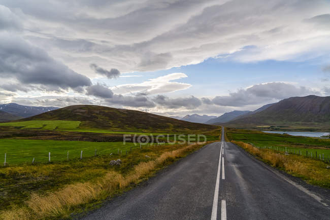 Strada che conduce in lontananza sulla penisola di Trollaskagi, Islanda settentrionale; Islanda — Foto stock