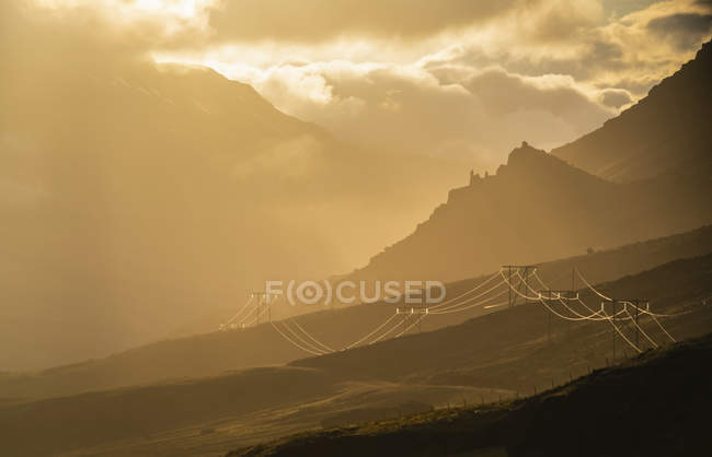 Hermosa luz del atardecer sobre los fiordos orientales de Islandia - foto de stock