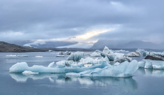 Eisberge an der Gletscherlagune jokulsarlon, Südisland; Island — Stockfoto