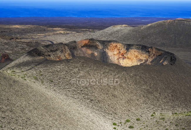 Cratere nel paesaggio lunare del Parco Nazionale di Timanfaya; Lanzarote, Isole Canarie, Spagna — Foto stock