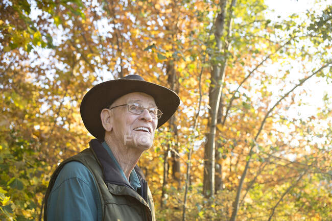 Porträt eines älteren Mannes im Herbst; Terrace, British Columbia, Kanada — Stockfoto