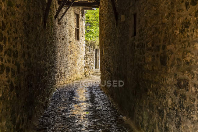 Caminho estreito entre paredes de pedra de edifícios, Santillana del Mar, Cantabria, Espanha — Fotografia de Stock