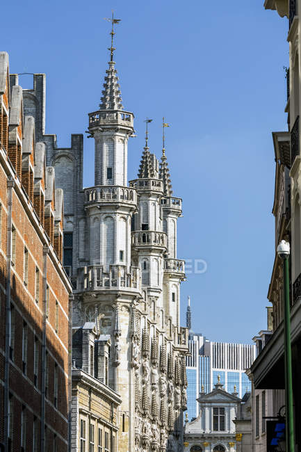 Costruzione alta guglie su edificio decorativo con cielo blu, Bruxelles, Belgio — Foto stock