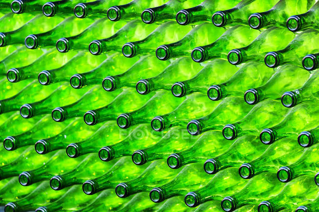 Nahaufnahme gestapelter grüner Glasflaschen in Reihen; Cochem, Deutschland — Stockfoto