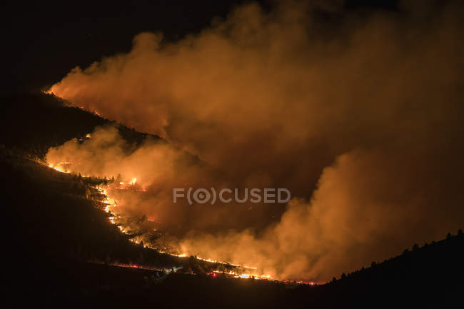 Forest fire at night; Klamath Falls, Oregon, United States of America — Stock Photo