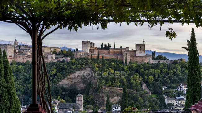 Vista panorámica del complejo de la fortaleza de la Alhambra, Granada, España - foto de stock