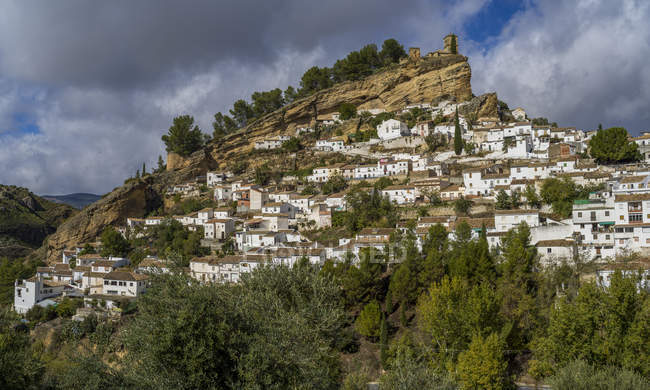Casas Whitewash en una colina en la ciudad de Montefrio; Montefrio, provincia de Granada, España - foto de stock