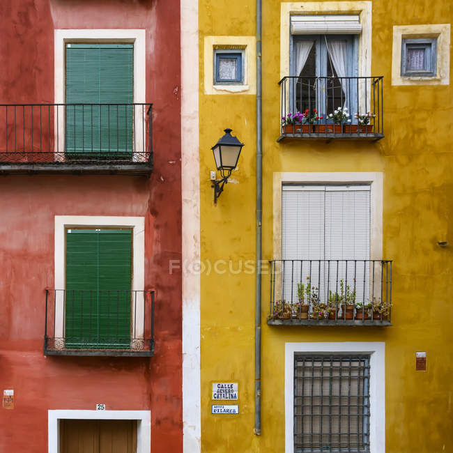 Immeubles colorés ; Cuenca, Espagne — Photo de stock