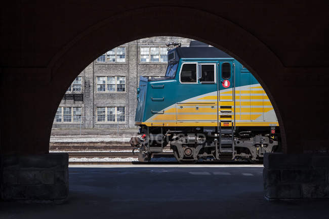 Locomotive du train de voyageurs, encadrée par l'arche de la gare ; Kitchener (Ontario), Canada — Photo de stock