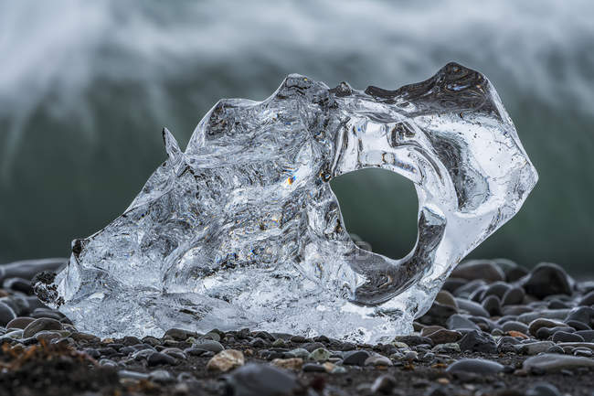 Eisstück am Diamantstrand, in der Nähe von jokusarlon, mit dem Ozean dahinter entlang der Südküste von Island; Island — Stockfoto