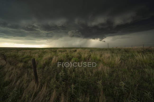 Cielos dramáticos sobre el paisaje visto durante una gira de persecución de tormentas en el medio oeste de los Estados Unidos; Kansas, Estados Unidos de América - foto de stock