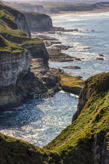 Les rochers blancs sur la côte nord d'Antrim, Irlande — Photo de stock