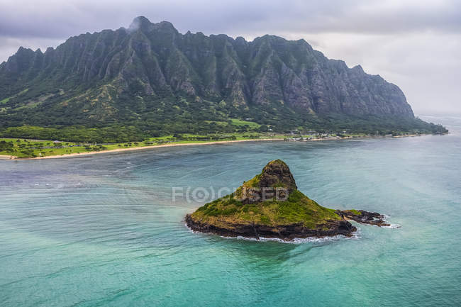 Lush mountains surrounding Oahu; Oahu, Hawaii, United States of America — Stock Photo