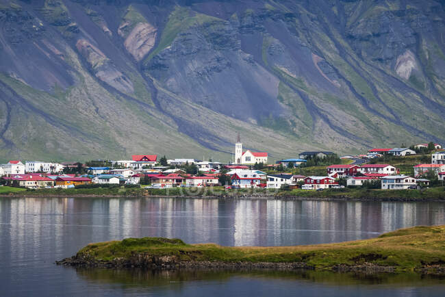 La ciudad de Grundarfjorour, Península Snaefellsness; Islandia - foto de stock