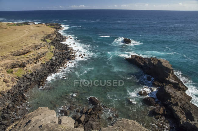 Скелястий берегової лінії поблизу пляжу Papakolea, також відомий як зелений піщаний пляж, недалеко від Південної точки, КАУ району; Острів Гаваї, Гаваї, Сполучені Штати Америки — стокове фото
