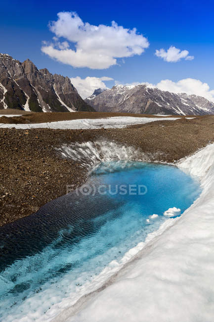 Gletschersee auf dem Kennicott-Gletscher, mit Wrangell-Bergen im Hintergrund, Wrangell, st. elias Nationalpark und Naturschutzgebiet; alaska, vereinigte Staaten von Amerika — Stockfoto