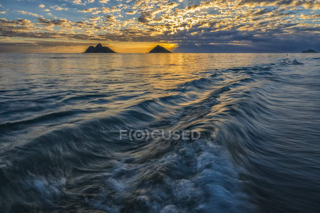 Мальовничий вид на схід сонця над пляжем Ланікай; Сполучені Штати Америки — стокове фото