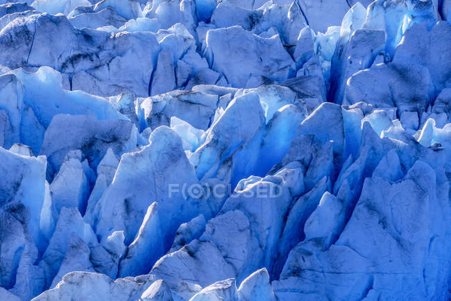 La glace glaciaire bleue est exposée dans des crevasses sur le trou du glacier Wall, champ de glace Juneau, forêt nationale des Tongass ; Alaska, États-Unis d'Amérique — Photo de stock