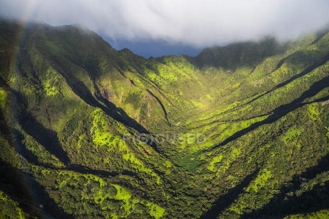 Imagen aérea de las exuberantes montañas que rodean Oahu; Oahu, Hawaii, Estados Unidos de América - foto de stock