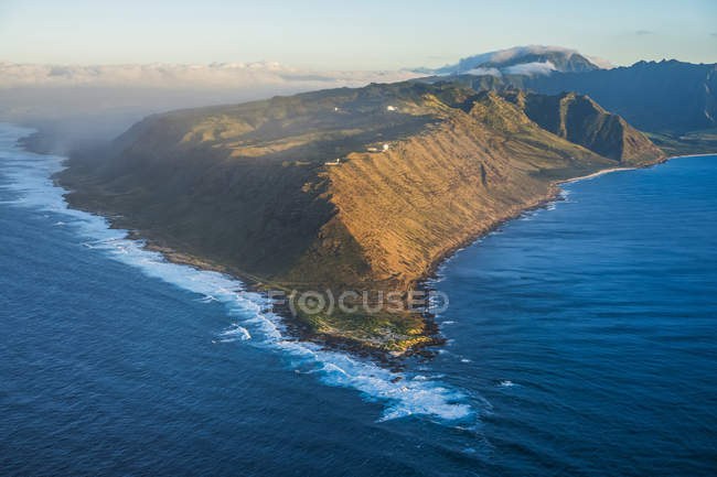 Vista aérea del extremo suroeste de Oahu; Oahu, Hawaii, Estados Unidos de América - foto de stock