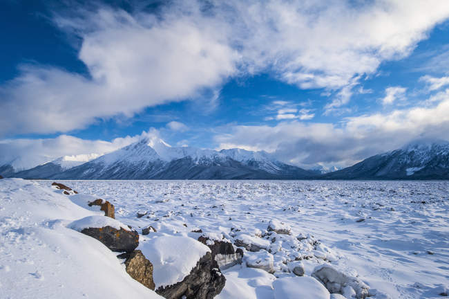 Пейзаж облаков над Заливом Кука в Юго-Центральной Аляске с горами Чугач на заднем плане в зимний день, Аляска, США — стоковое фото