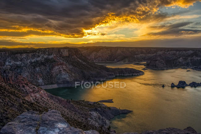 Feurige Sonnenuntergangswolken auf einem Wüstensee, san rafael, mendoza, argentina — Stockfoto