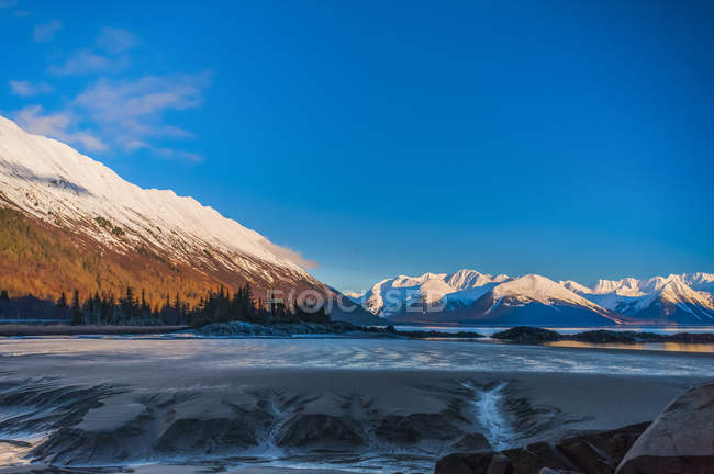 Сценічний вигляд Turnagain Arm у сонячний зимовий день, Аляска, Сполучені Штати Америки — стокове фото