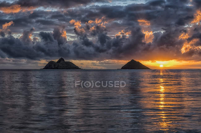 Vista panorâmica do nascer do sol sobre Lanikai Beach; Oahu, Havaí, Estados Unidos da América — Fotografia de Stock