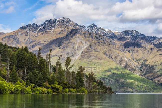 Belle vue sur le lac Wakatipu près de Queenstown ; Île du Sud, Nouvelle-Zélande — Photo de stock