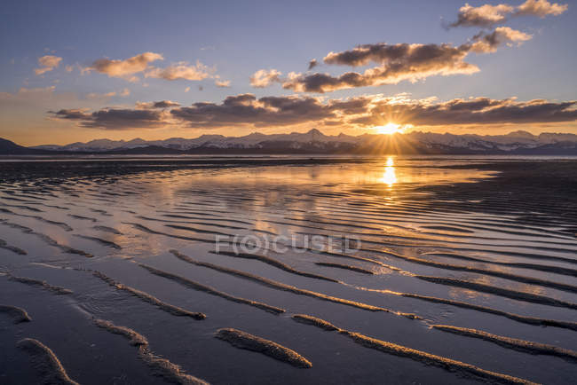 Eagle River et Eagle Beach pendant un coucher de soleil brillant et les montagnes Chilkat ; Juneau, Alaska, États-Unis d'Amérique — Photo de stock