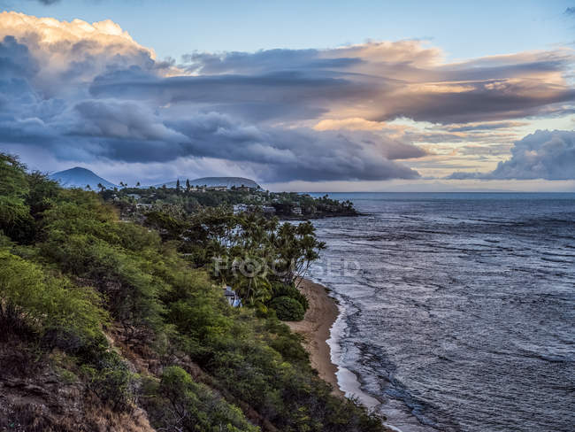 Южная береговая линия Оаху близ Вайкики; Оаху, Гавайи, США — стоковое фото