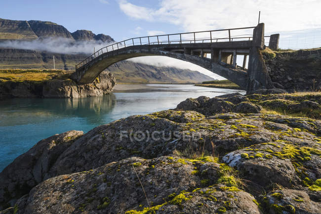 Puente viejo en la costa este de Islandia; Islandia - foto de stock