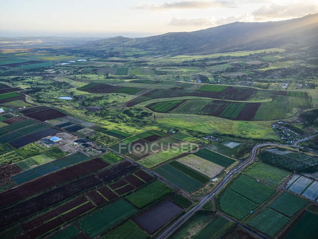 Imagen aérea de la tierra agrícola en la isla de Oahu; Oahu, Hawaii, Estados Unidos de América - foto de stock