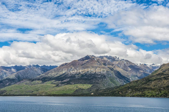 Озеро Вакатипу вблизи Квинстоуна; Южный остров, Новая Зеландия — стоковое фото