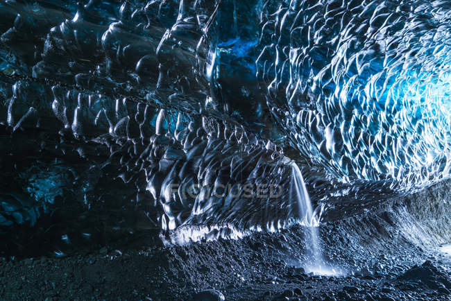 Gran cueva de hielo en la capa de hielo de Vatnajokull, al sur de Islandia; Islandia - foto de stock