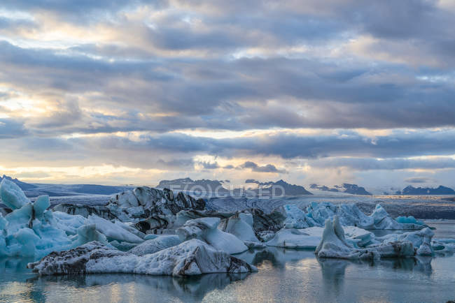 Icebergs au lagon glaciaire De Jokulsarlon, au sud de l'Islande; Islande — Photo de stock