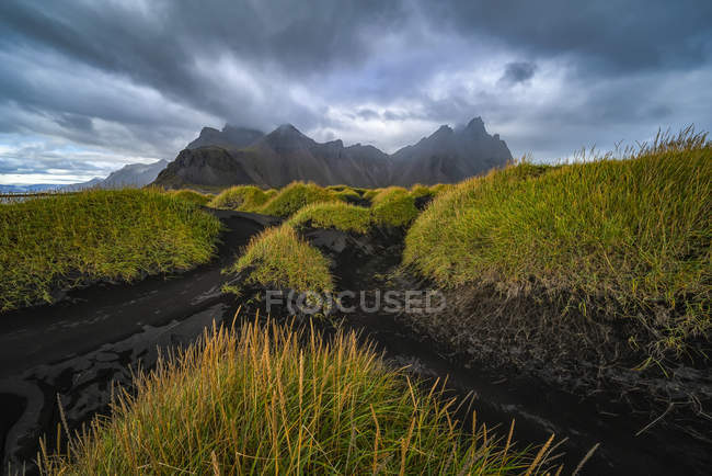 Majestuoso paisaje rocoso de la península de Snaefellsness; Islandia - foto de stock