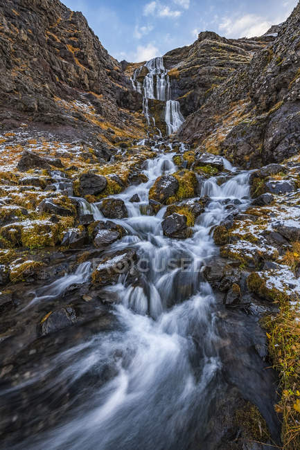 Cachoeira ao longo da estrada nos fiordes ocidentais; fiordes ocidentais, Islândia — Fotografia de Stock