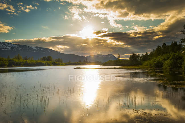 Las aguas tranquilas en un lago sin nombre en Portage Valley, Alaska, Estados Unidos de América - foto de stock