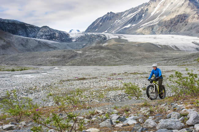 Man riding his fatbike in Gulkana Glacier Valley, Alaska, Estados Unidos da América — Fotografia de Stock