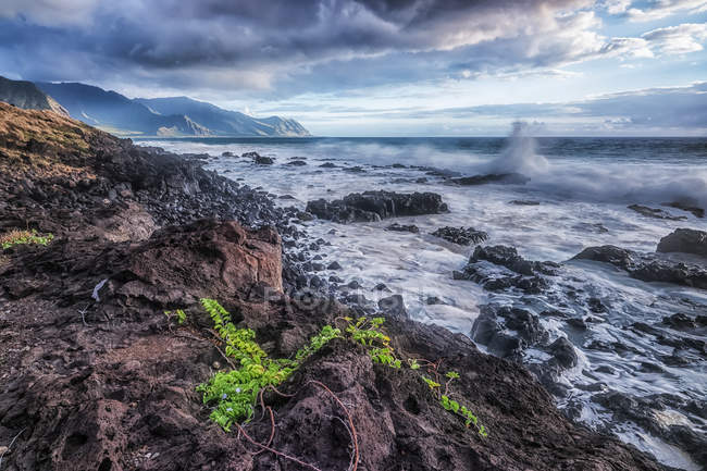Vista panoramica della costa lungo la costa occidentale di Oahu, Hawaii, Stati Uniti d'America — Foto stock