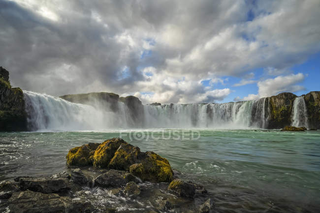 Vue panoramique sur la cascade de Godafoss ; quartier de Bardardalur, Islande — Photo de stock