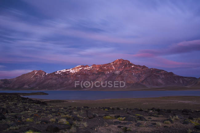 Озеро, вулканические породы и пустынные растения в Мендосе, Аргентина — стоковое фото
