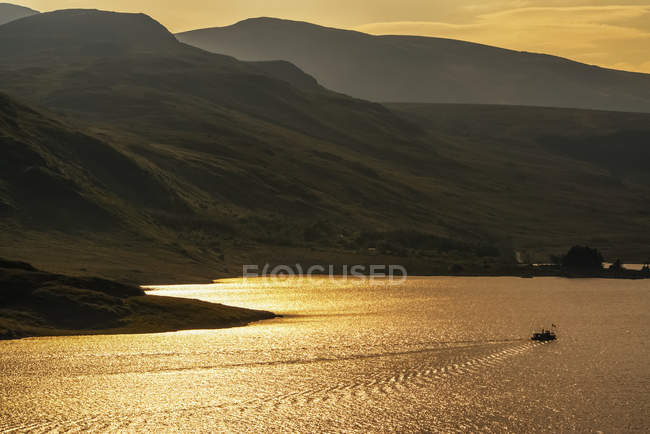 Piacere in barca sul lago Dunlewy; Contea di Donegal, Irlanda — Foto stock